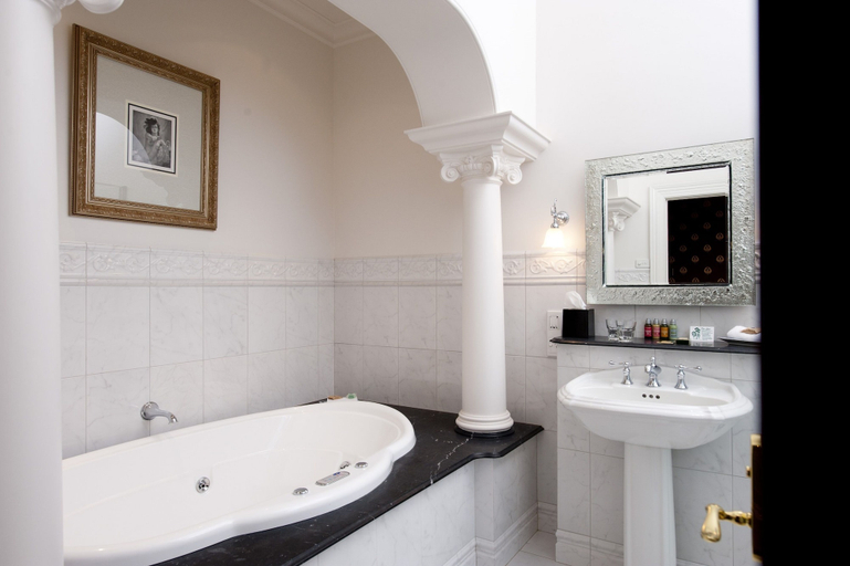 Bathroom 4, Craig's Royal Hotel, Ballarat  - Central