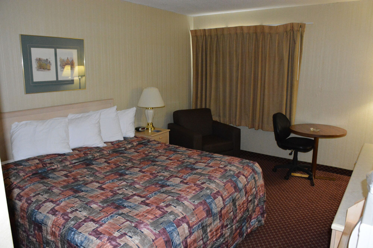 Bedroom 3, Travelodge by Wyndham Lethbridge, Division No. 2