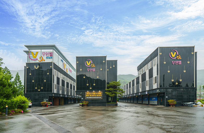 Exterior & Views