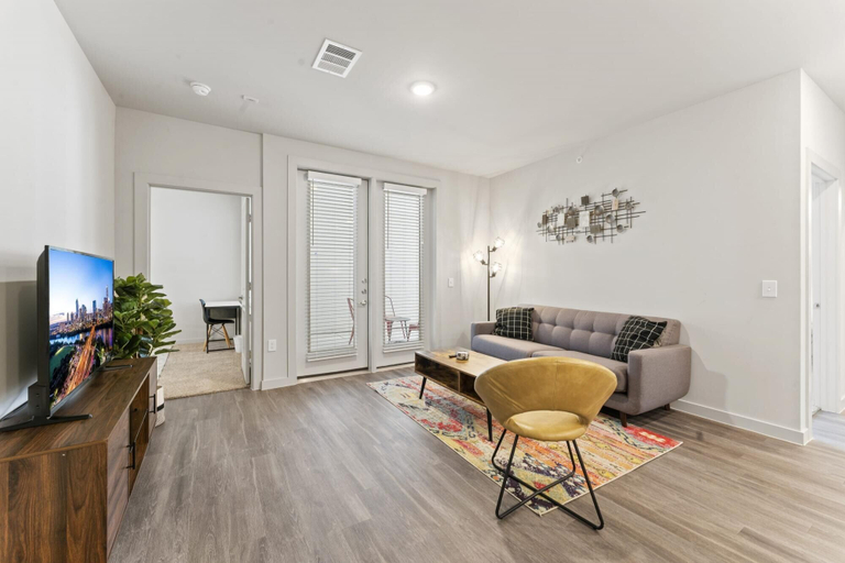 Room 4, Top Floor 2BR King Beds Suite 8 Min to Downtown, Travis