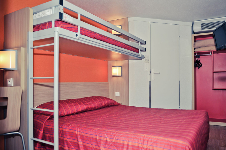 Bedroom 2, Premiere Classe Creil - Villers Saint Paul, Oise
