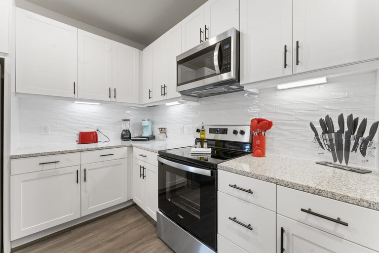 Room 5, Top Floor 2BR King Beds Suite 8 Min to Downtown, Travis