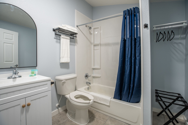 Bathroom 4, The Hotel Palms Poolside, Duval