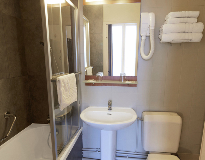Bathroom 5, Hotel Paris Villette, Paris