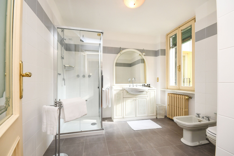 Bathroom 4, Hotel Vittoria, Brescia