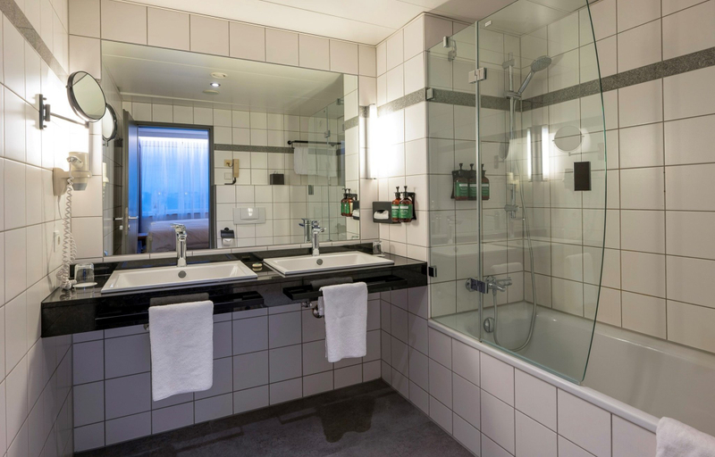 Bathroom 2, voco DUSSELDORF SEESTERN by IHG, Düsseldorf
