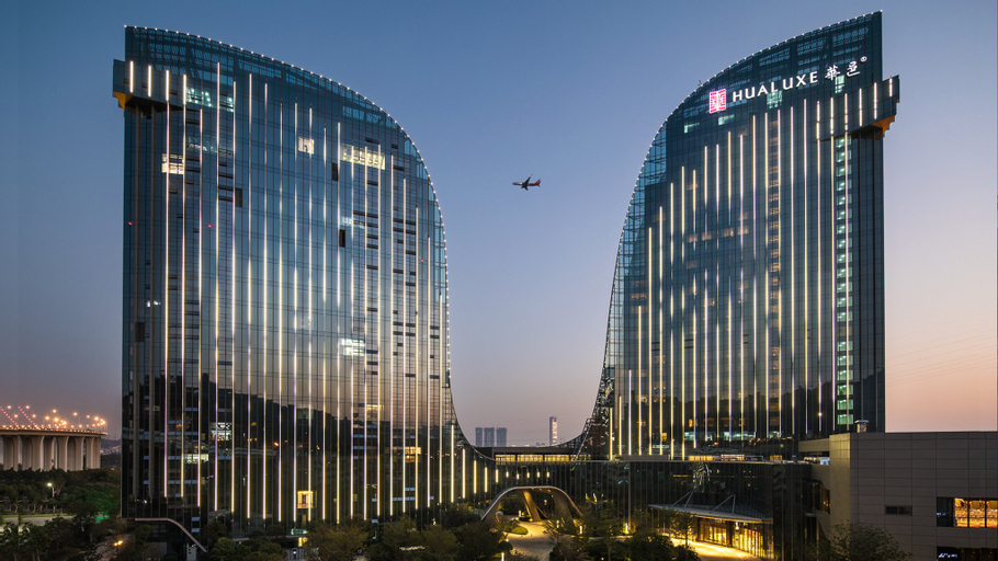 Exterior & Views 17