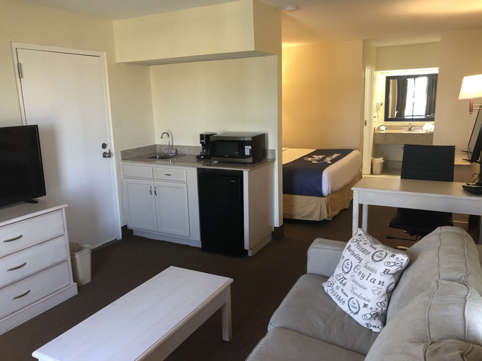 Bedroom 3, Days Inn & Suites by Wyndham Navarre - near Beaches/Hurlburt, Santa Rosa