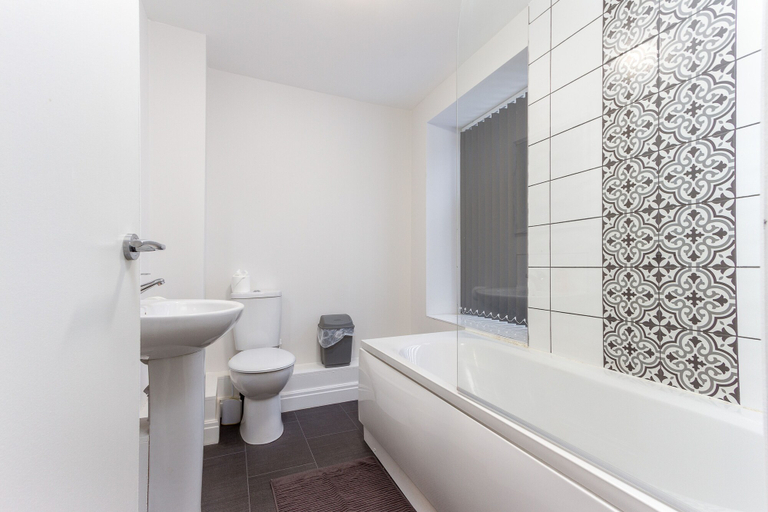Bathroom 3, Kings Court, Blackpool