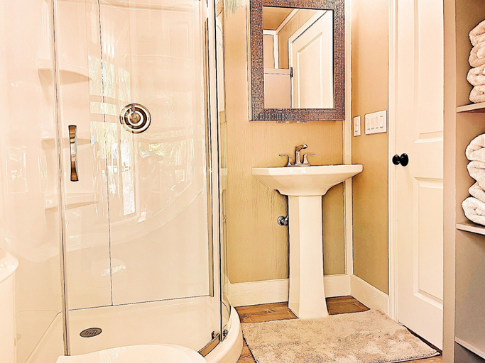 Bathroom, 11 Son's Geronimo - Birdhouse Cabin, Guadalupe