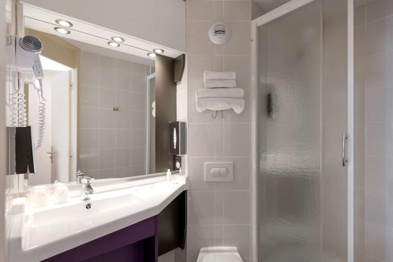 Bathroom 5, Kyriad Lyon Sud - Givors, Rhône