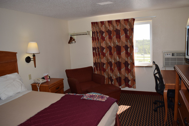 Bedroom 3, Americas Best Value Inn Jefferson City, Cole