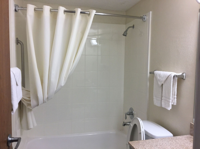 Bathroom 4, Americas Best Value Inn Jefferson City, Cole