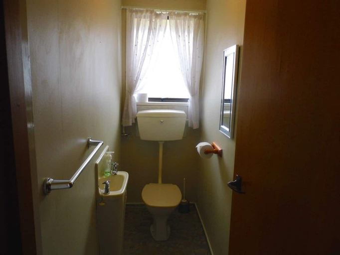 Bathroom 3, Kiwi Holidays in Cromwell, Central Otago