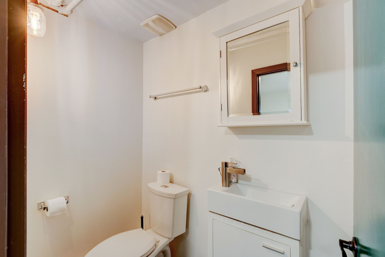 Bathroom 3, Rocky Mountain House - Sleeps 23, Division No. 15