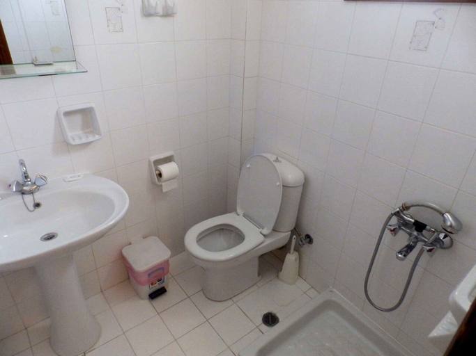 Bathroom 4, Alexandra Hotel, Crete