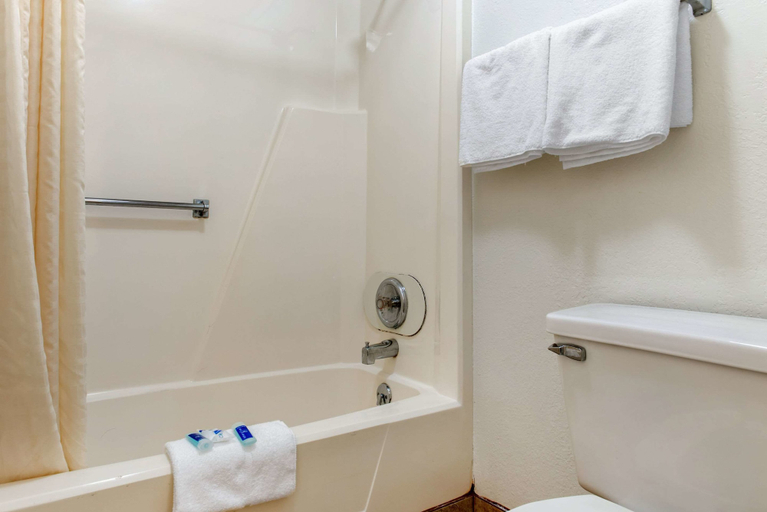Bathroom 4, Rodeway Inn Sharonville - Cincinnati North, Cincinnati