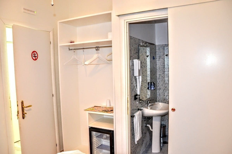 Bathroom, B&B Colosseum, Rome