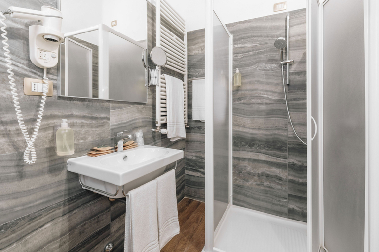 Bathroom 4, Hotel Astoria, Cremona