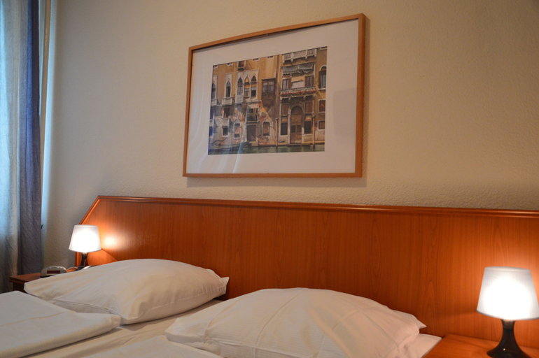 Bedroom 3, Hotel Mercedes Hamburg, Hamburg