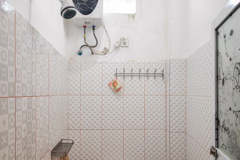 Bathroom 4, RedDoorz Syariah @ Penginapan Citra Alam 2, Kerinci