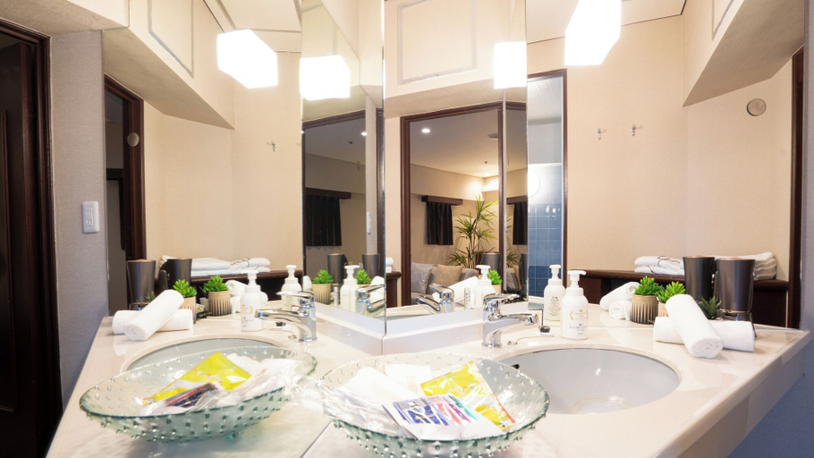 Bathroom 2, Rycom Crystal Hotel, Okinawa