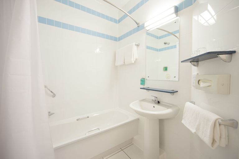 Bathroom 4, Leonardo Hotel Leeds , Leeds