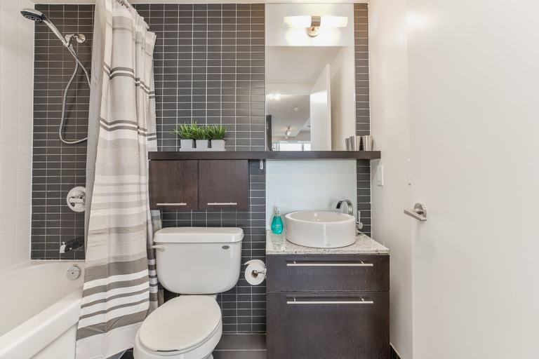 Bathroom, QuickStay - Incredible Downtown Condo, Yonge & College, Toronto