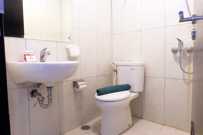 Bathroom 4, Nifarro Park Apartment Near Kemang And Kalibata, Jakarta Selatan