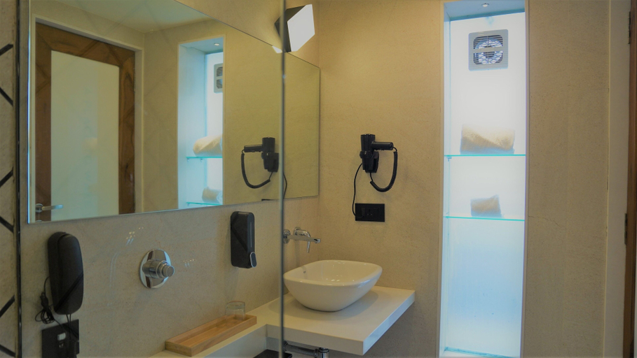 Bathroom 4, DE GLANCE HOTEL, Surat