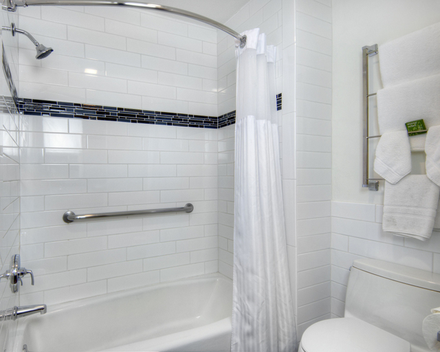 Bathroom 4, Aggie Inn, an Ascend Collection Hotel, Yolo