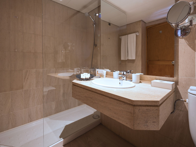 Bathroom 5, Dom Pedro Marina, Loulé
