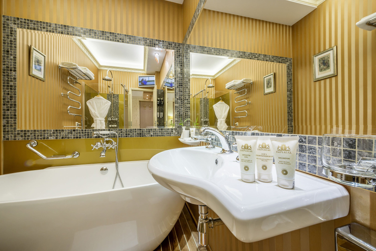 Bathroom 4, IMPERIAL Hotel & Restaurant, Vilniaus