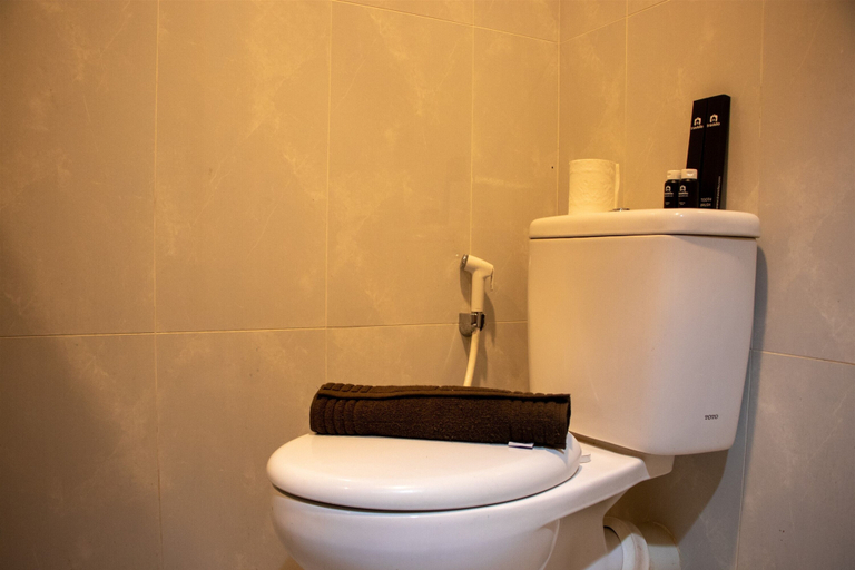 Bathroom 5, Modern And Classic 1Br At Evenciio Apartment, Depok