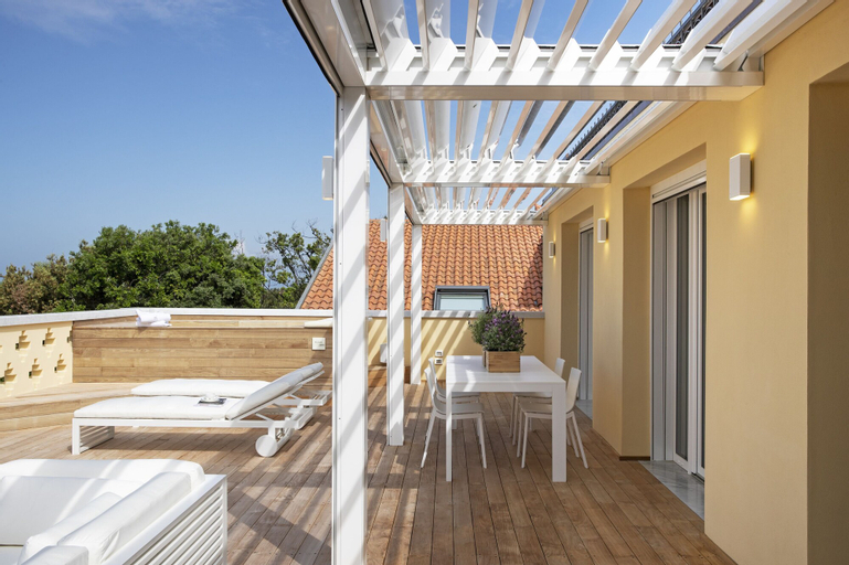 Exterior & Views 11