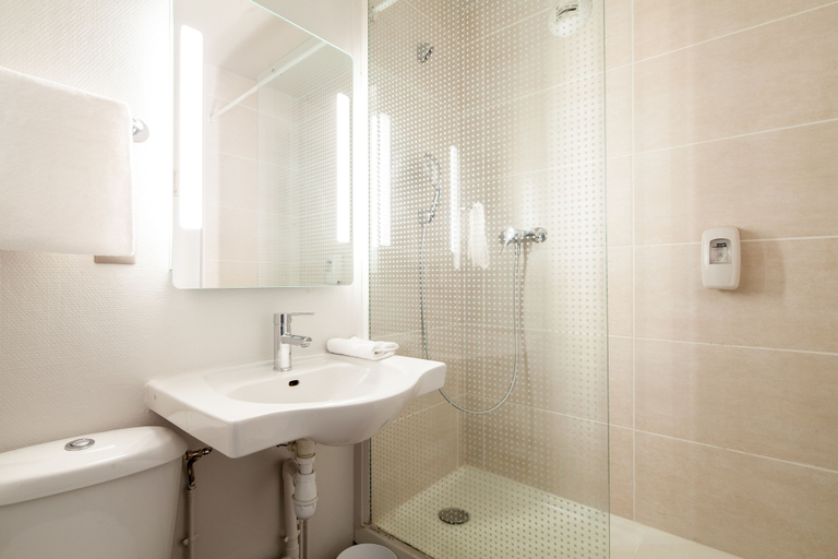 Bathroom 4, B&B HOTEL Corbeil-Essonnes, Essonne