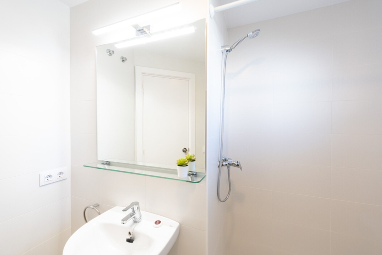 Bathroom 4, Apartments Marblau, Girona