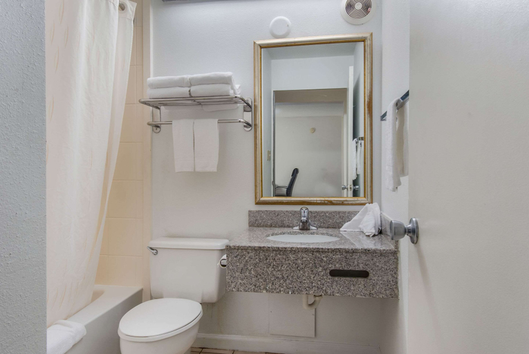 Bathroom 4, Econo Lodge Inn & Suites Chambersburg Central, Franklin