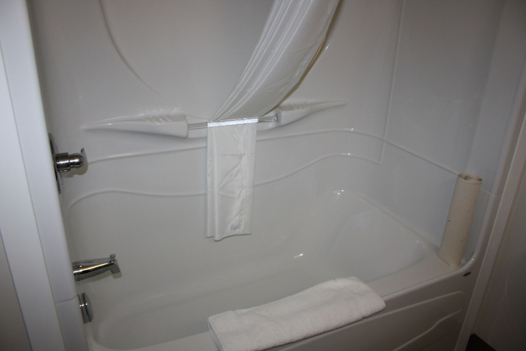 Bathroom 5, Crossroads Inn & Suites, Division No. 1