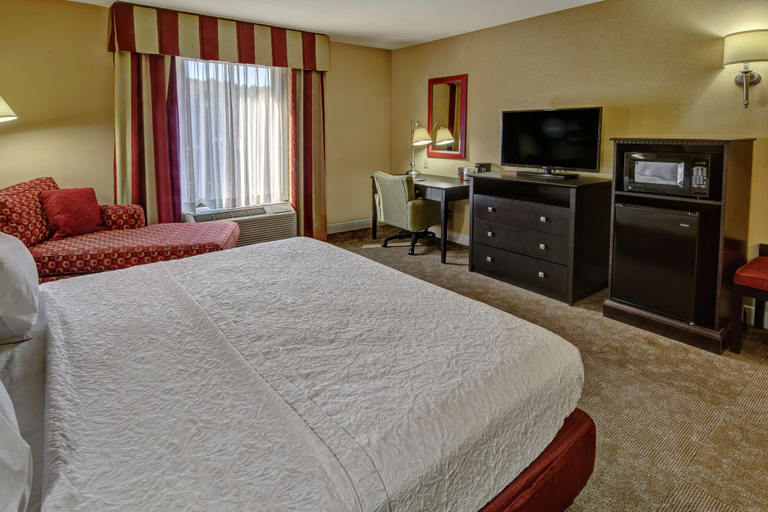 Bedroom 3, Hampton Inn Jacksonville-Anniston Area, Calhoun
