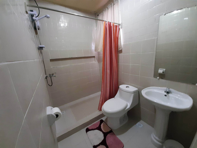 Bathroom 4, Old Orangewood Bed & Breakfast, Baguio City