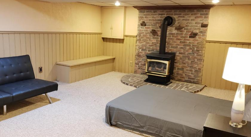 Guestroom 4, Bungalow with cozy 4 bedrooms on a Large property Lot Late check-out, Durham