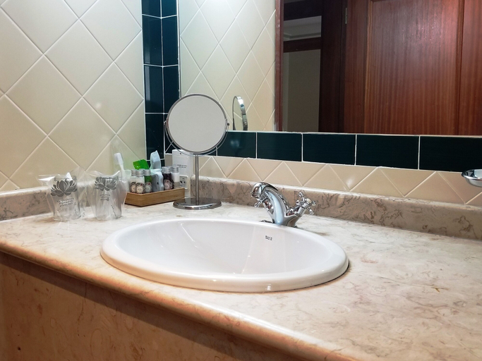 Bathroom 4, Lawrence's Hotel, Sintra