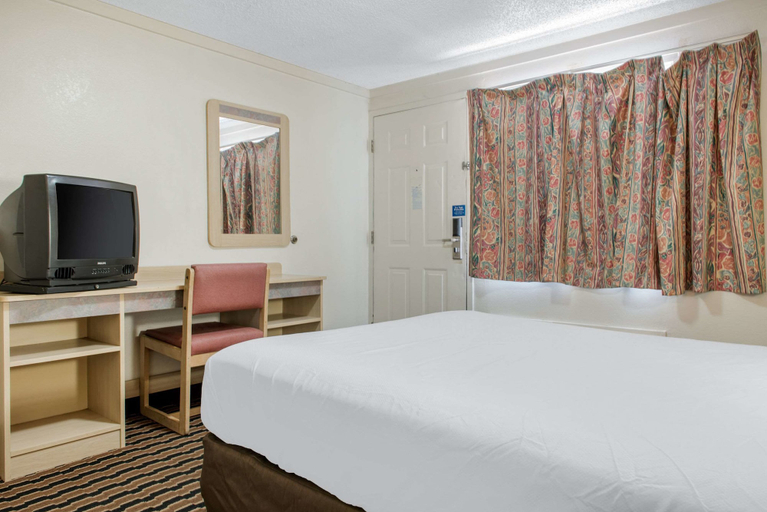 Bedroom 3, Rodeway Inn Sharonville - Cincinnati North, Cincinnati