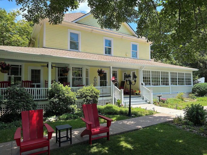 Exterior & Views 1, Red Rocker Inn, Buncombe