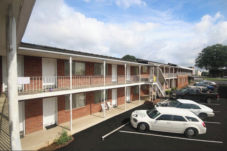 Public Area, Best In Town Motel, Iredell