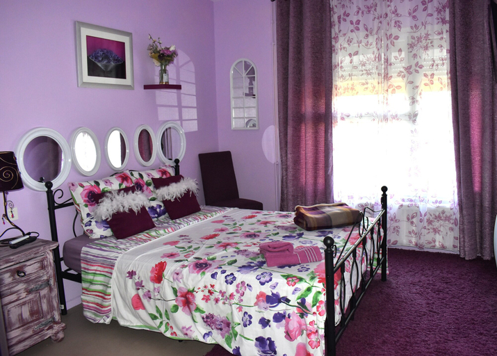 Bedroom 3, Les Remparts, Creuse