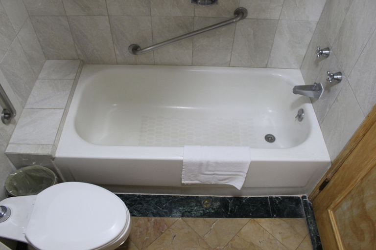 Bathroom 5, Las Americas Guatemala, ZONA 10