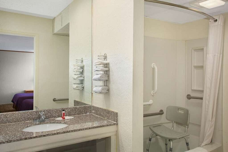 Bathroom 3, Economy Hotel Wichita- Florence St., Sedgwick
