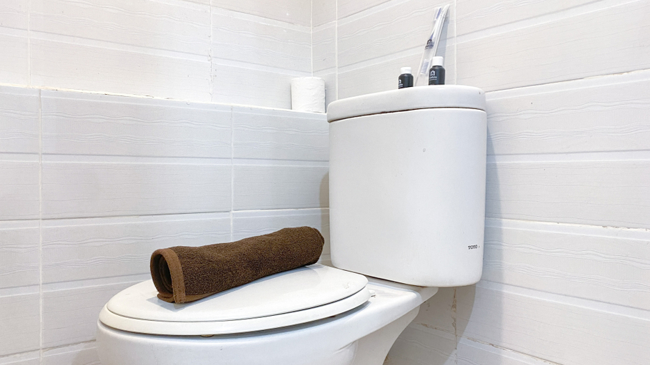 Bathroom 5, Nice and Modern 2BR at Green Pramuka City Apartment By Travelio, Central Jakarta